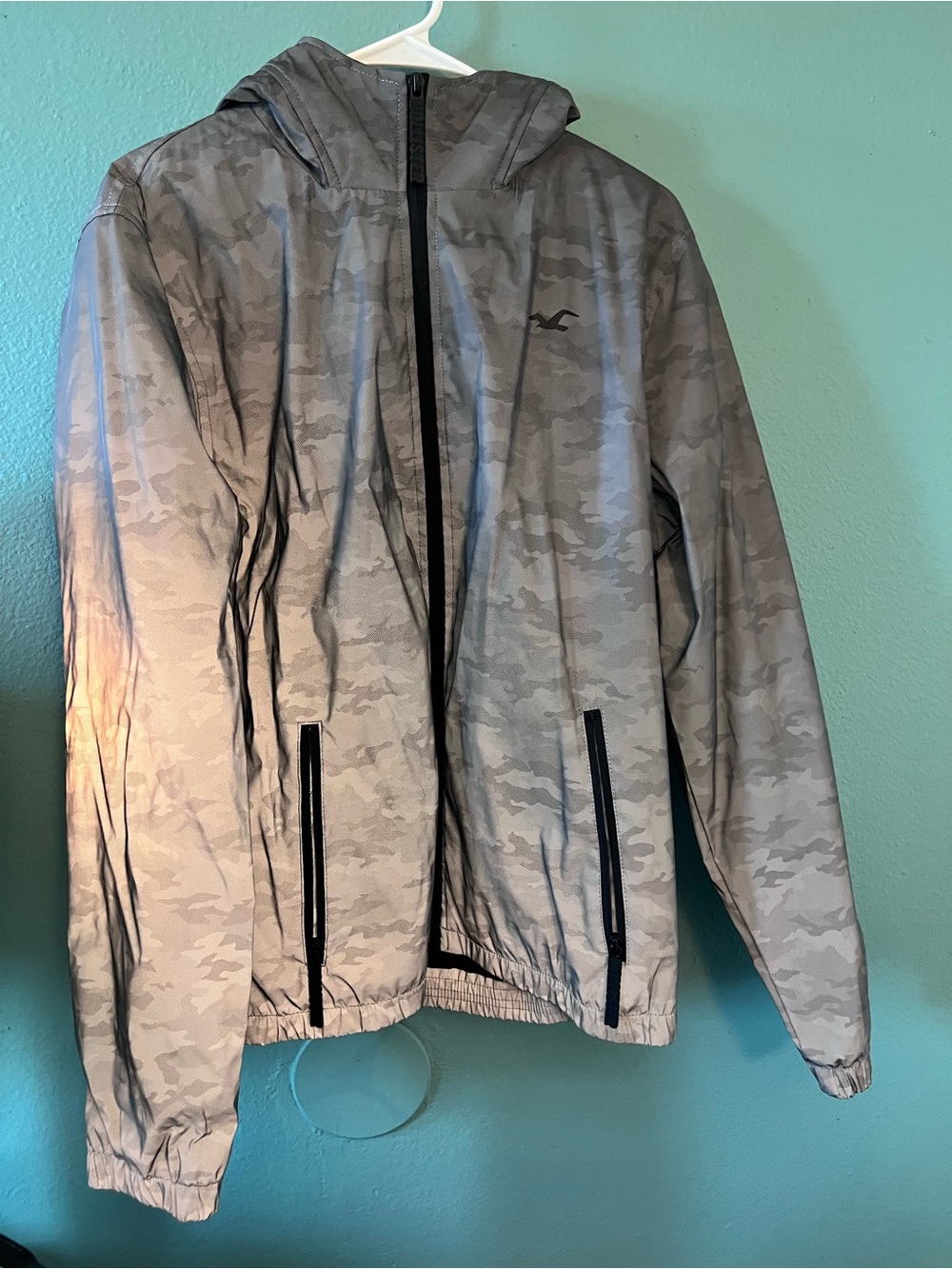 Hollister Men's Light Gray Camo Hooded Rain Jacket